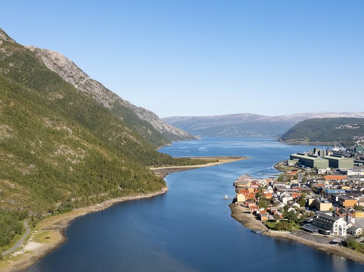 Bergige Landschaft am Wasser mit Besiedlung